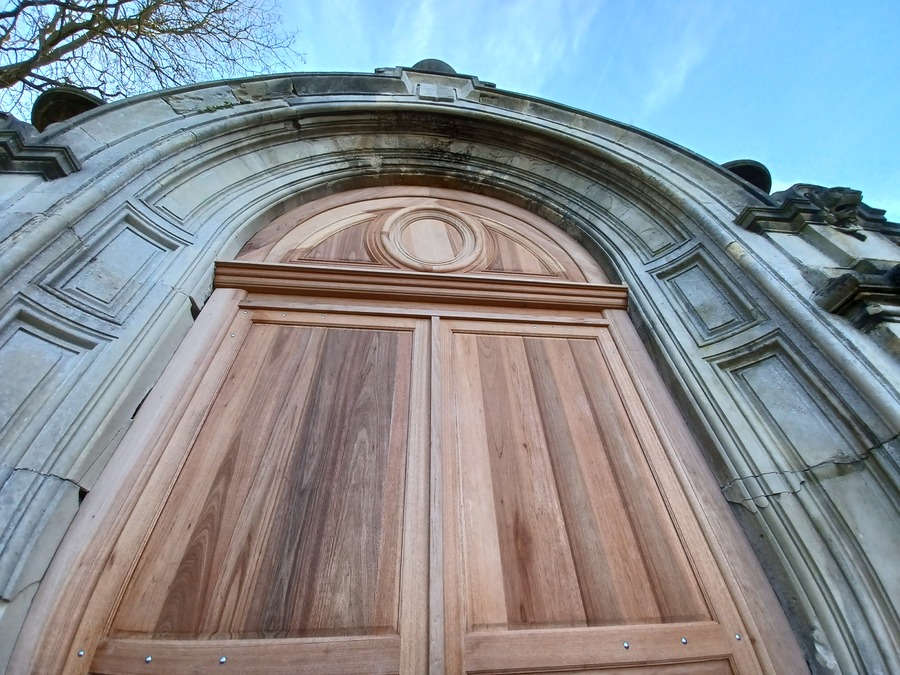 brama drewniana drzwi do kamienicy